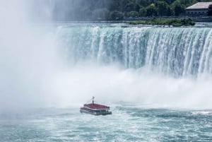 Desde Toronto: Visita nocturna a las cataratas del Niágara con tour en barco