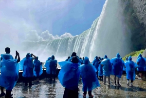 Toronto: Winter Niagara Falls Tour mit Attraktionen Paket
