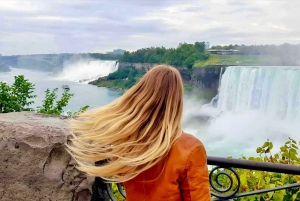 Toronto: Winter Niagara Falls Tour mit Attraktionen Paket