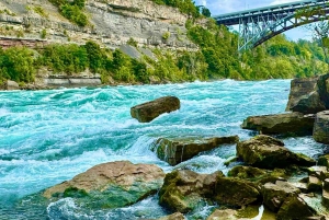 Toronto: Winter Niagara Falls Tour mit Attraktionen Paket