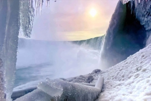 Toronto: Winter Niagara Falls Tour mit Attraktionen Paket
