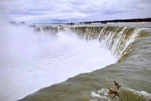 Toronto: Winter Niagara Falls Tour mit Attraktionen Paket
