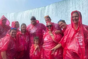 Niagara Falls: Guided Tour with Behind the Falls & Boat Ride