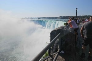 Niagara Falls: Guided Tour with Behind the Falls & Boat Ride