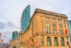 Toronto: Downtown Walking Tour with Tower and Boat Cruise