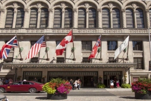 Toronto: Downtown Walking Tour with Tower and Boat Cruise