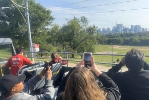 Visite des quartiers de l'est de Toronto : bus à toit ouvert et guide en direct