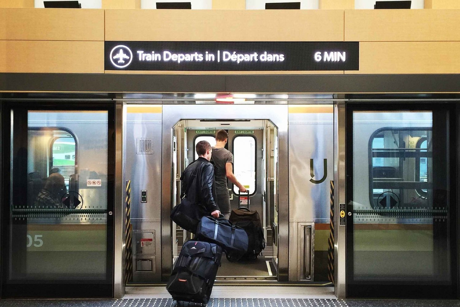 Toronto: Express Train Transfer to/from Pearson Airport