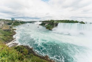 Toronto: Falls Day Tour with Boat Cruise & Niagara-the-Lake