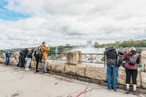 Toronto: Falls Day Tour with Boat Cruise & Niagara-the-Lake