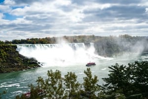 Toronto: Falls Day Tour with Boat Cruise & Niagara-the-Lake