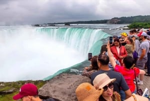 Toronto: Guided Niagara Falls Day Trip with Optional Cruise