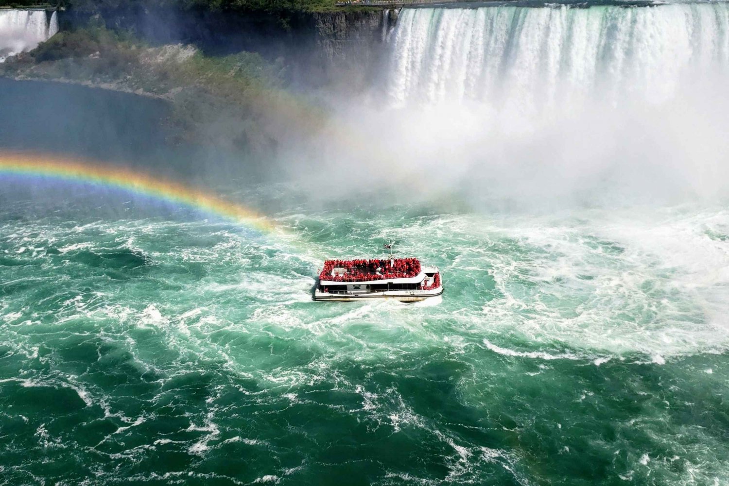 From Toronto: Niagara Falls Guided Day Tour with Boat Cruise