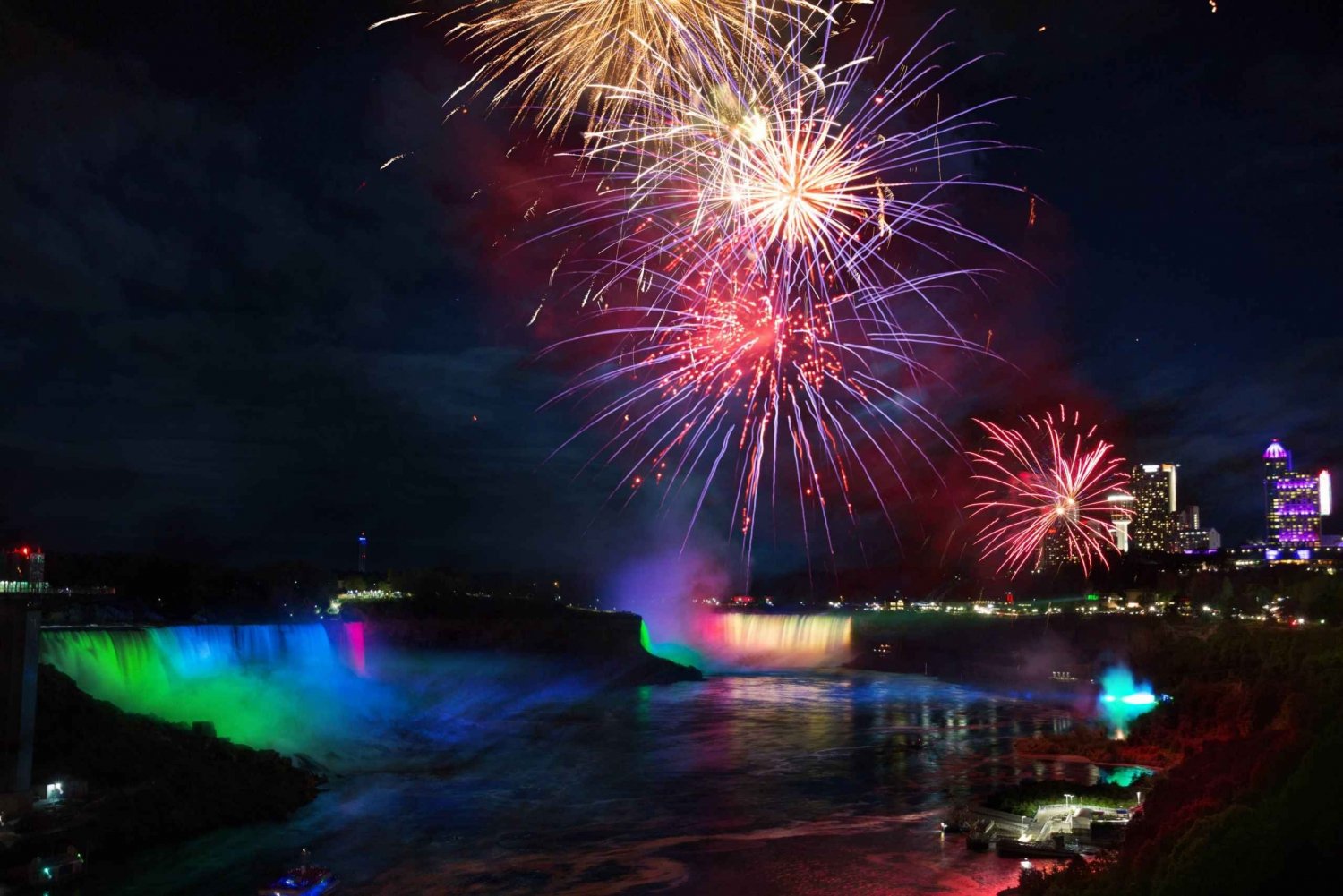 Toronto to Niagara Falls: Evening Cruise & lights Tour