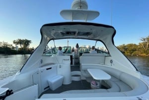 Toronto: Private Luxury Yacht Sightseeing Cruise & Prosecco