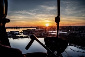 Toronto: Yksityinen helikopterikierros auringonlaskun aikaan viinin kera