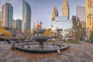 Excursão particular para casais em Toronto: praças movimentadas, parques serenos