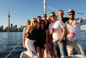 Toronto: Sailing Yacht Cruise of Toronto Harbor and Islands