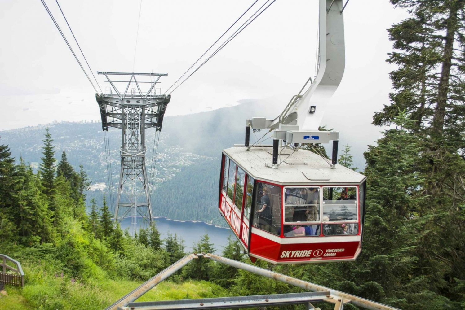 Vancouver: Grouse Mountain Express Tour with Skyride