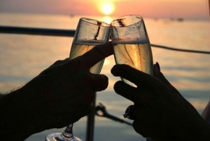 Vancouver: Sunset Boat Cruise with Complementary Bubbly