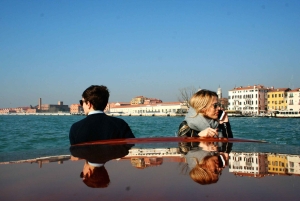 1 timmes båtresa med motor på Grand Canal