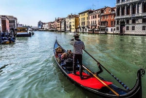 Explore Rialto, Bovolo & More: Walk & Gondola Ride