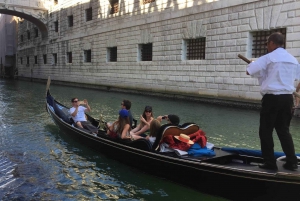 Explore Rialto, Bovolo & More: Walk & Gondola Ride