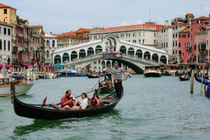 Explore Rialto, Bovolo & More: Walk & Gondola Ride