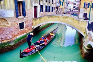 Explore Rialto, Bovolo & More: Walk & Gondola Ride