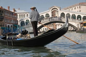 Explore Rialto, Bovolo & More: Walk & Gondola Ride