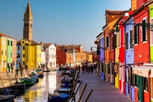 Utforsk Murano Burano og Torcello på en øytur med bragozzo