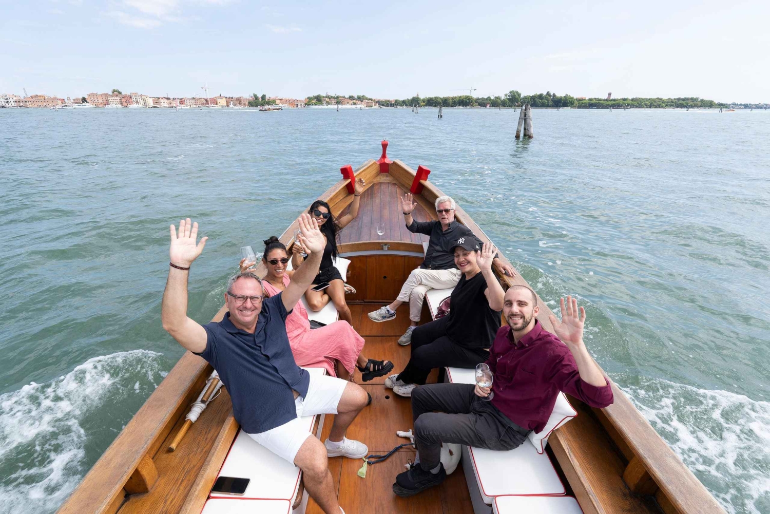 Venise sous un autre angle : visite panoramique en bateau traditionnel.