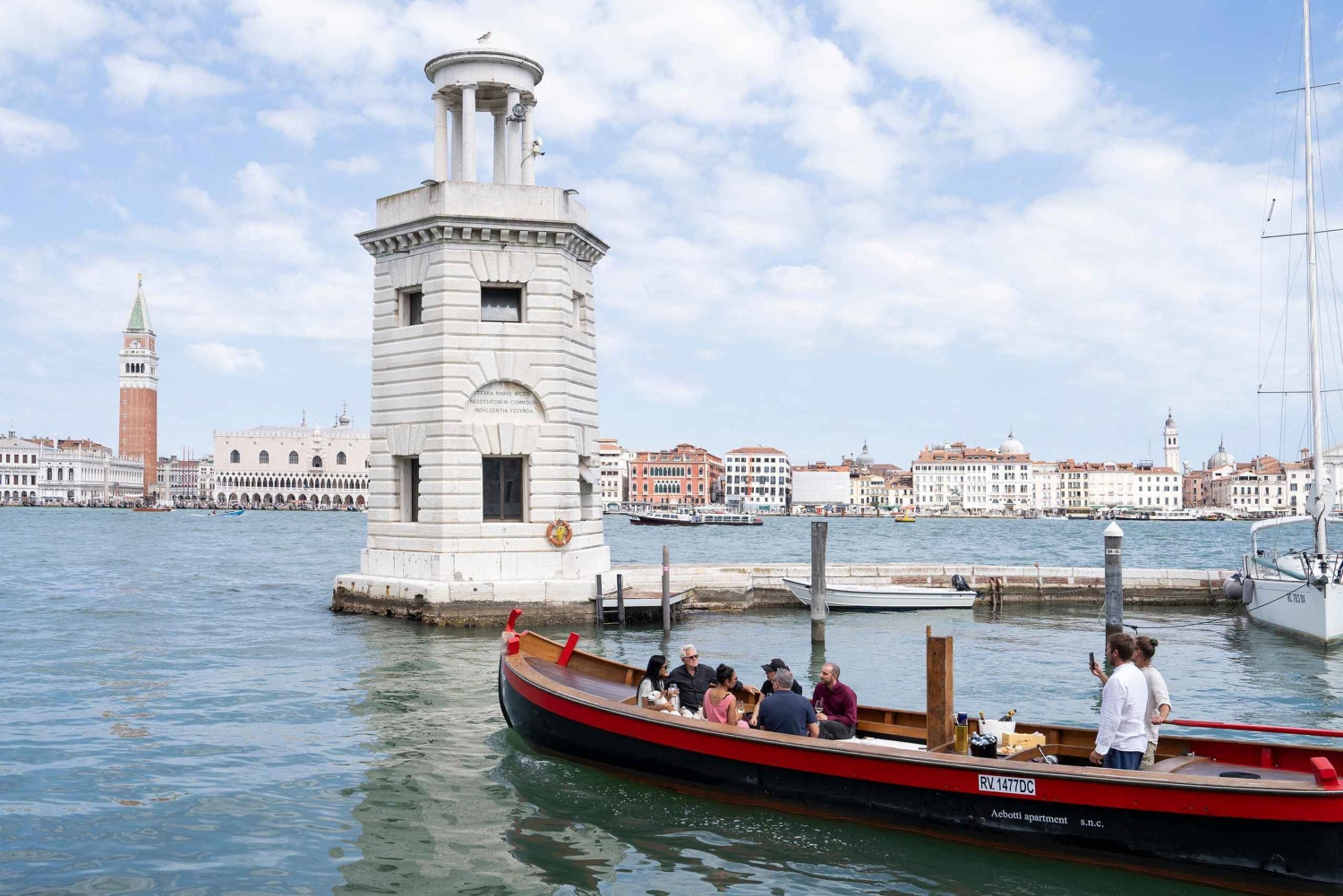 Venise sous un autre angle : visite panoramique en bateau traditionnel.
