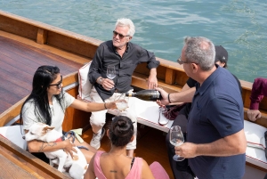 Venise sous un autre angle : visite panoramique en bateau traditionnel.