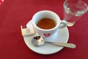 Café frío o pausa para comer en el illy Caffè de la Plaza de San Marcos