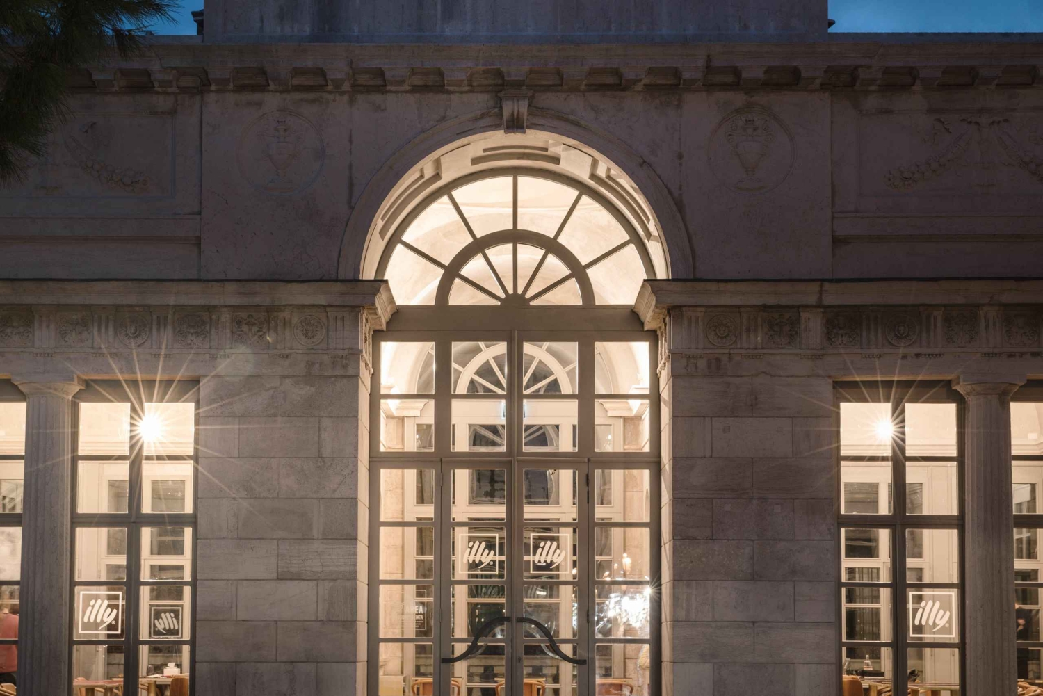 Rentouttava kahvi tai ruokatauko illy Caffè'ssa Pyhän Markuksen aukiolla