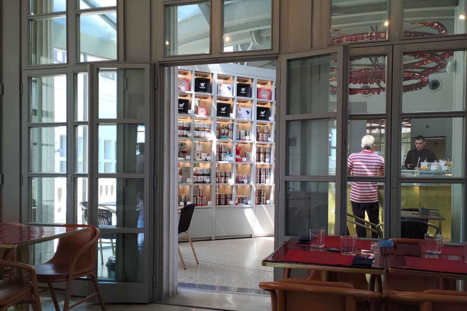 Rentouttava kahvi tai ruokatauko illy Caffè'ssa Pyhän Markuksen aukiolla