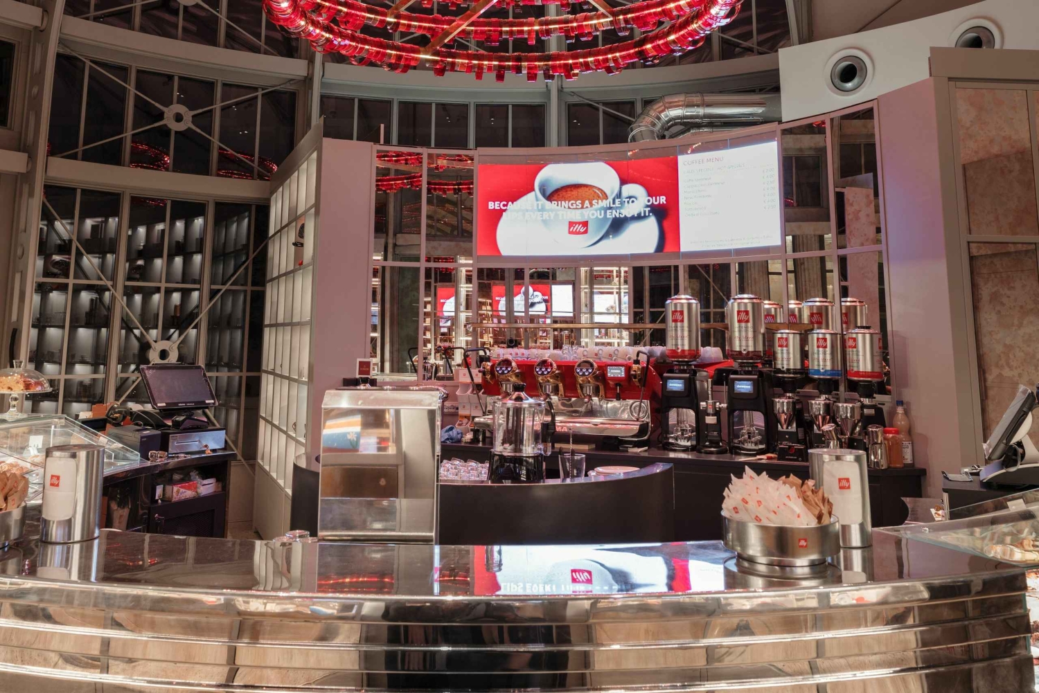 Rentouttava kahvi tai ruokatauko illy Caffè'ssa Pyhän Markuksen aukiolla