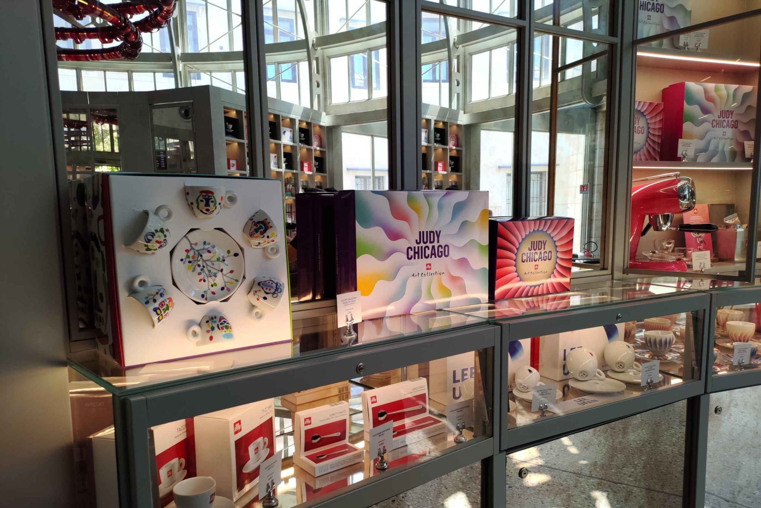 Rentouttava kahvi tai ruokatauko illy Caffè'ssa Pyhän Markuksen aukiolla