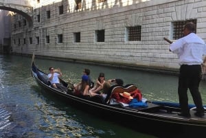 Discover Venice: Morning Walking Tour & Gondola