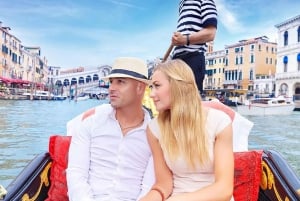 Discover Venice: Morning Walking Tour & Gondola