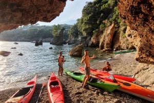 La Spezia: Kajak & Grotten Tour bij zonsondergang, zwemmen & aperitief