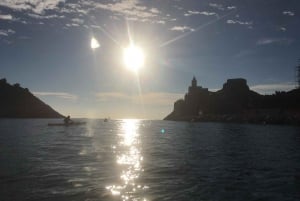La Spezia: Kajakktur i solnedgang og grotter, bading og aperitiff