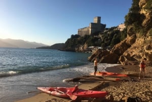 La Spezia: Kajak- og grottetur ved solnedgang, svømning og aperitif