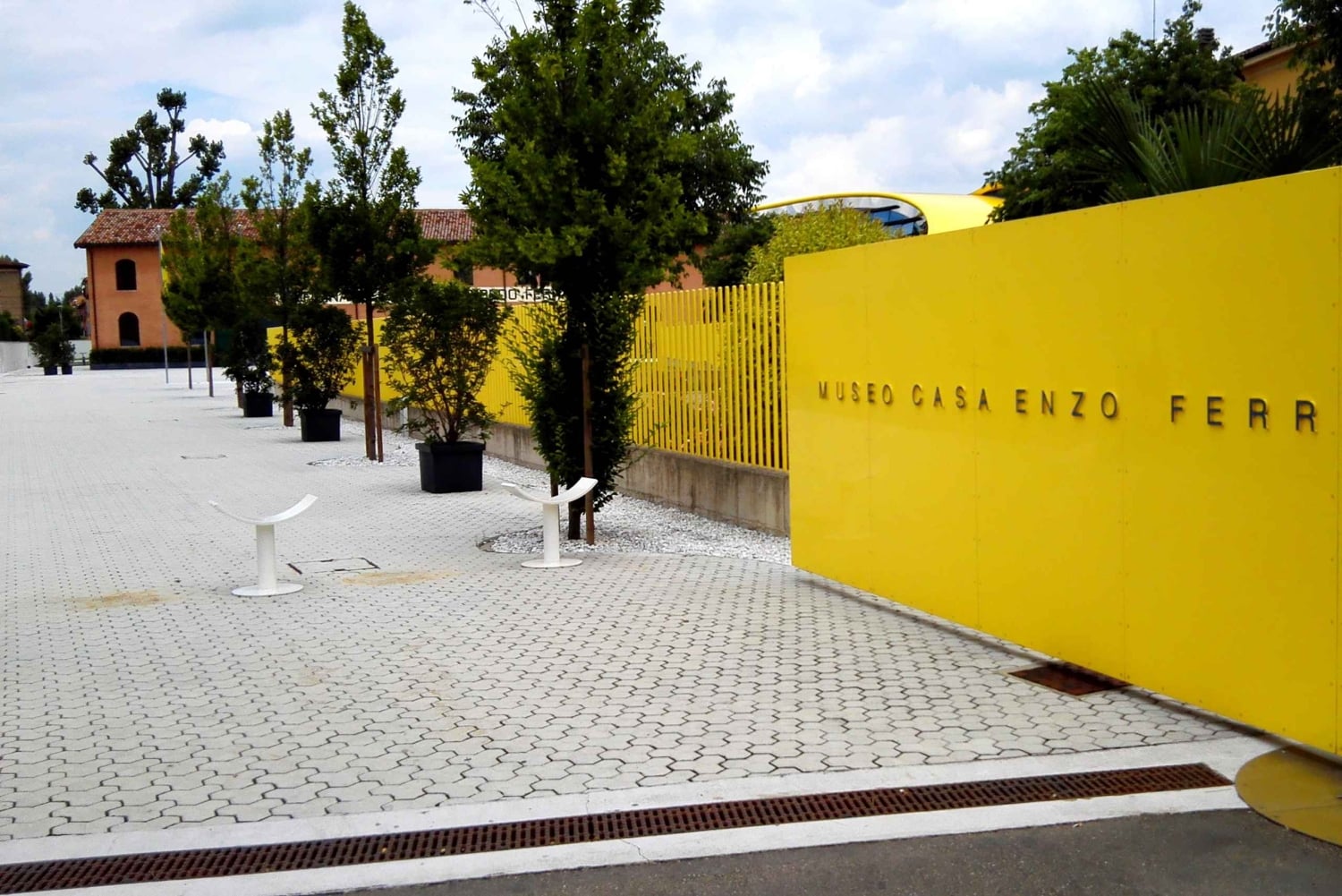 ヴェネツィア発：チケットとランチ付きフェラーリのプライベート ツアー