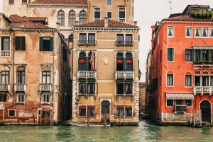 Venice: Gondola Ride and a Gala Dinner in a Venetian Palace