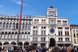 ركوب الجندول وجولة سيراً على الأقدام في البندقية