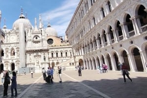 ركوب الجندول وجولة سيراً على الأقدام في البندقية