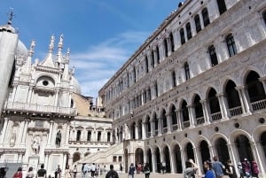 ركوب الجندول وجولة سيراً على الأقدام في البندقية