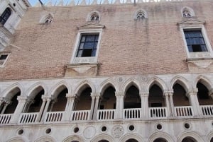 ركوب الجندول وجولة سيراً على الأقدام في البندقية